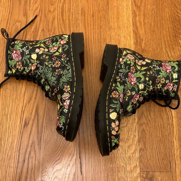 Dr. Martens Women's 1460 Bloom 8 Eye Boots Size 7 US - Picture 3 of 15